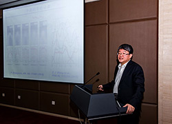 丁洪向媒体介绍研究成果