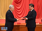 习近平主席向赵忠贤院士颁奖