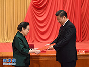 习近平主席向屠呦呦研究员颁奖