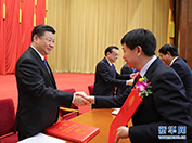 习近平等党和国家领导人向获奖代表颁奖