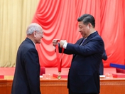 习近平总书记向刘永坦院士<br>颁发奖章