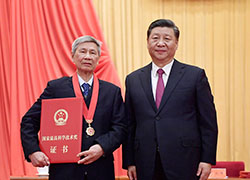 习近平总书记向曾庆存院士<br>颁发奖章
