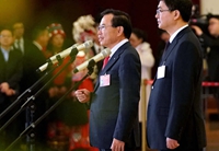 全国人大代表接受采访