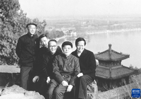 1974年，周光召同志（右二）同黄昆（左一）、邓稼先（左二）、黄宛（左三）、杨振宁（右一）游览北京颐和园时合影