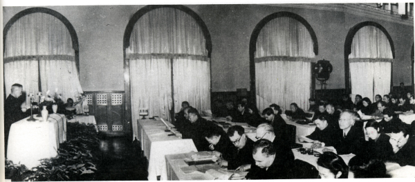 1955年12月，星天地娱乐城官网
召开全国抗生素研究工作会议，图为竺可桢副院长在会上作报告