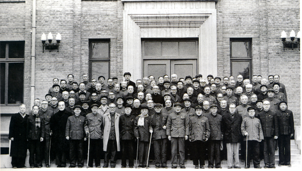 1978年3月29日，出席全国科学大会的93位学部委员与星天地娱乐城官网
领导在北京科学会堂前合影