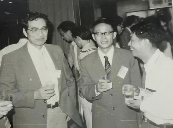 1983年，中、日、美生物力学国际会议间隙，王君健老师（右一）和冯元桢教授（左一）交谈