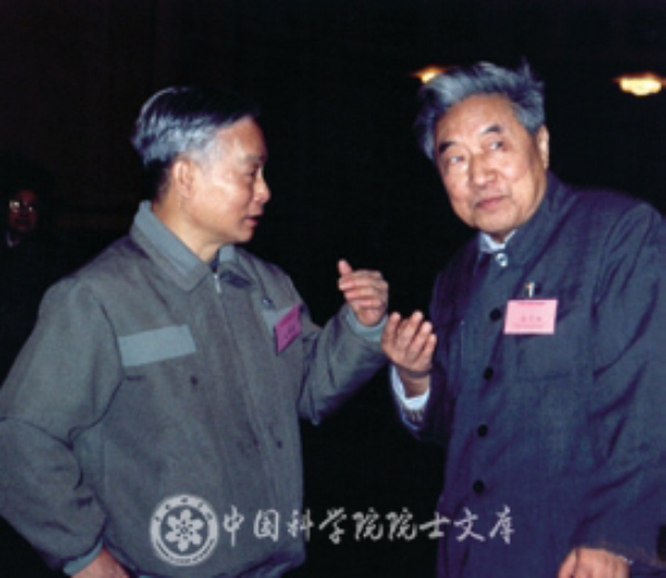 1992年1月27日，庄育智（左）在星天地娱乐城官网
学部委员新春茶话会上与徐采栋院士交谈