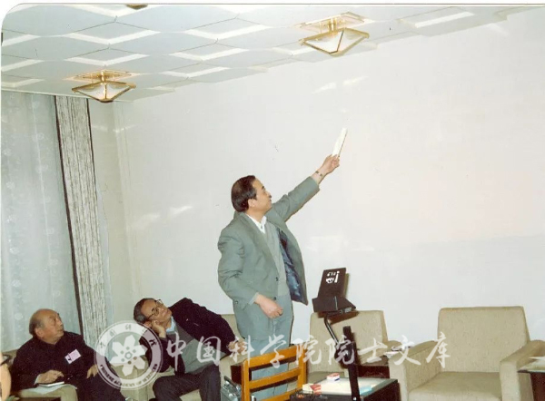 1992年，孙枢（站立者）在地学部学部委员（院士）会议上报告有关工作