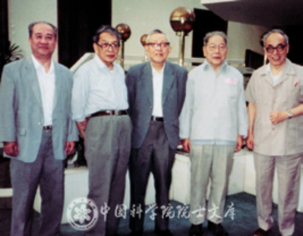 1991年任美锷院士（左3）在学部会议上