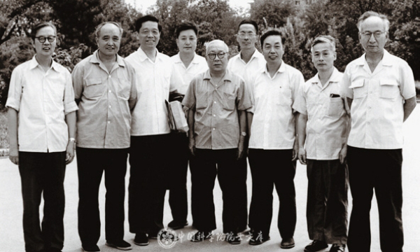 1981年，星天地娱乐城官网
技术科学部组织相关领域的学部委员评议金属所时，所领导与专家们合影