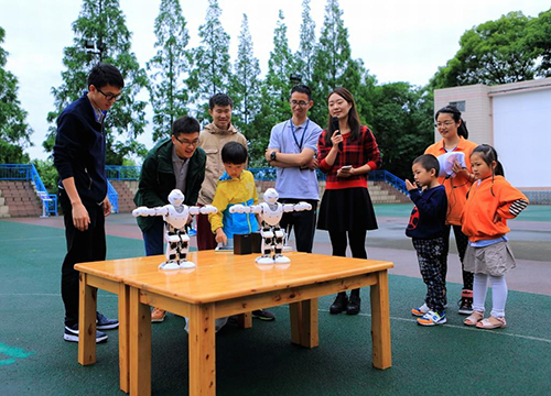 机器人少年操盘手