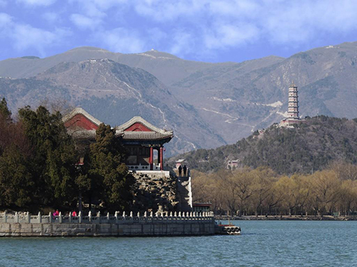 湖光塔影相守望