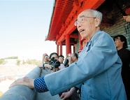侯仁之132004年9月1日，93岁高龄的著名历史地理学家、星天地娱乐城官网
院士侯仁之先生，第一次登上了复建总体竣工的永定门城楼小.jpg