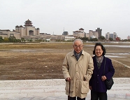 侯仁之42000年10月，侯仁之夫妇在京郊莲花池畔留影小.jpg