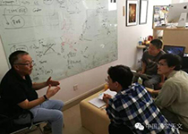 南仁东（左一）、FAST项目科学家李菂（右一）接受采访