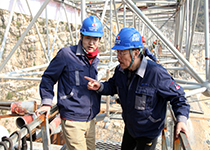 2013年大窝凼现场，南仁东与工程技术人员讨论