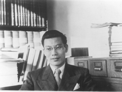 1947年，严东生在伊利诺伊大学图书馆学习