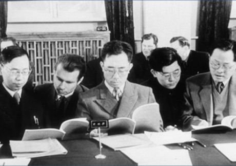 1957年，赵忠尧（左一）、胡宁（左三）与周光召（右二）、王淦昌（右一）在联合原子核研究所工作期间的合影